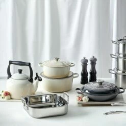 Le Creuset Meringue Traditional Kettle -HARTS OF STUR Sales 40102027160000 Le Creuset Traditional Kettle with Fixed Whistle 2 1L Meringue 3