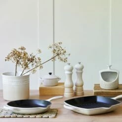 Le Creuset Meringue Salt Mill -HARTS OF STUR Sales 44002217160000 Le Creuset Classic Salt Mill Meringue 4