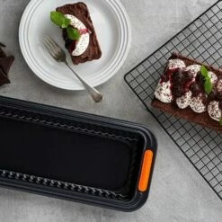 Le Creuset White Stoneware 22cm Side Plate -HARTS OF STUR Sales 70203220100099 Le Creuset White Stoneware 22cm Side Plate 5