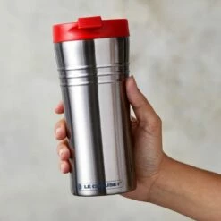 Le Creuset Cerise Stainless Steel Travel Mug 12 Le Creuset Cerise Stainless Steel Travel Mug -HARTS OF STUR Sales 98800000060080 Le Creuset Travel Mug Cerise 4