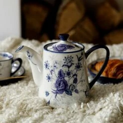 London Pottery Blue Rose 4 Cup Teapot 11 London Pottery Blue Rose 4 Cup Teapot -HARTS OF STUR Sales LPBRTPOT4BLU London Pottery Blue Rose 4 Cup Tea Pot Cornflower 3